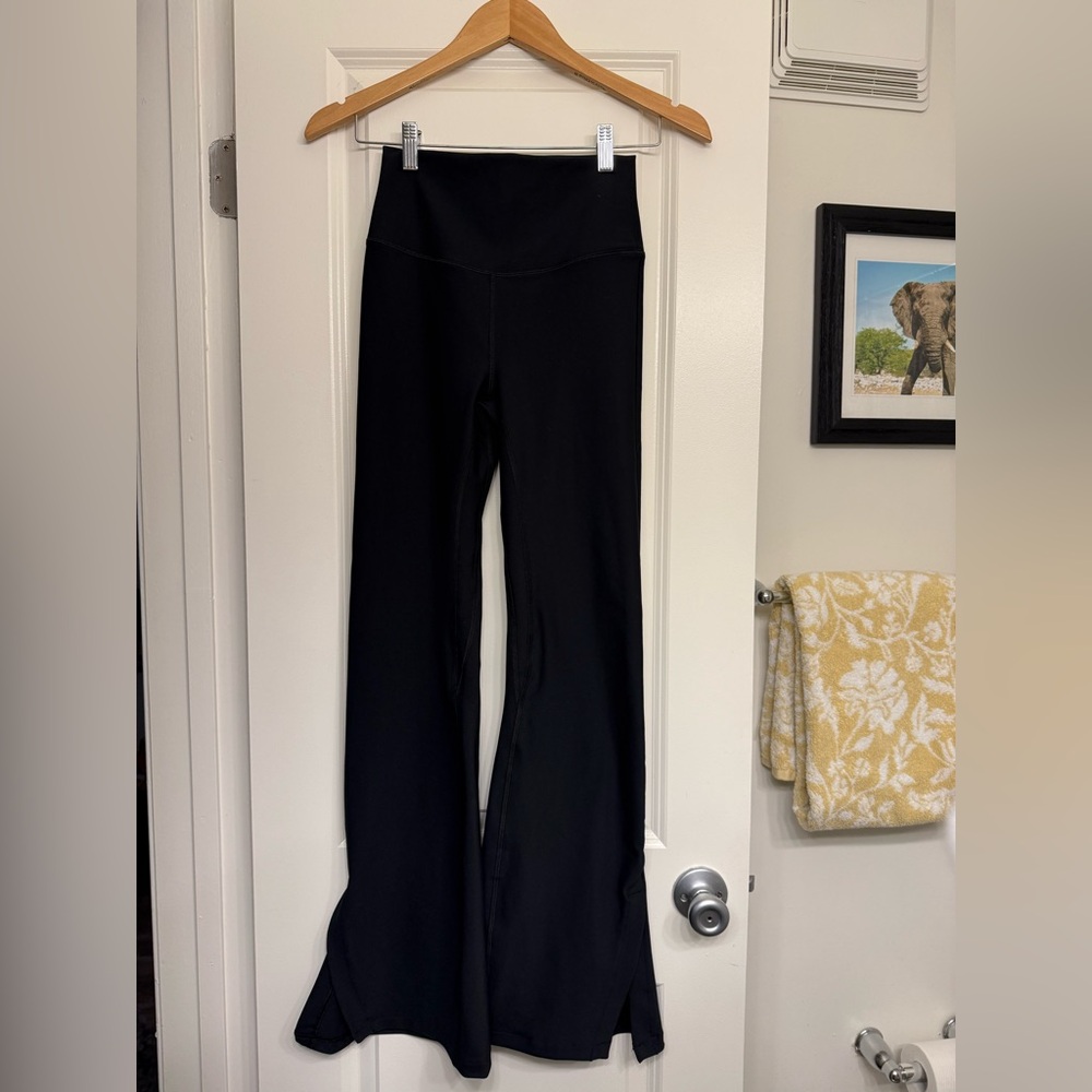 Abercrombie & Fitch YPB sculptLUX Split Hem Flare Legging, Sz Small Short NWOT - Picture 2 of 10